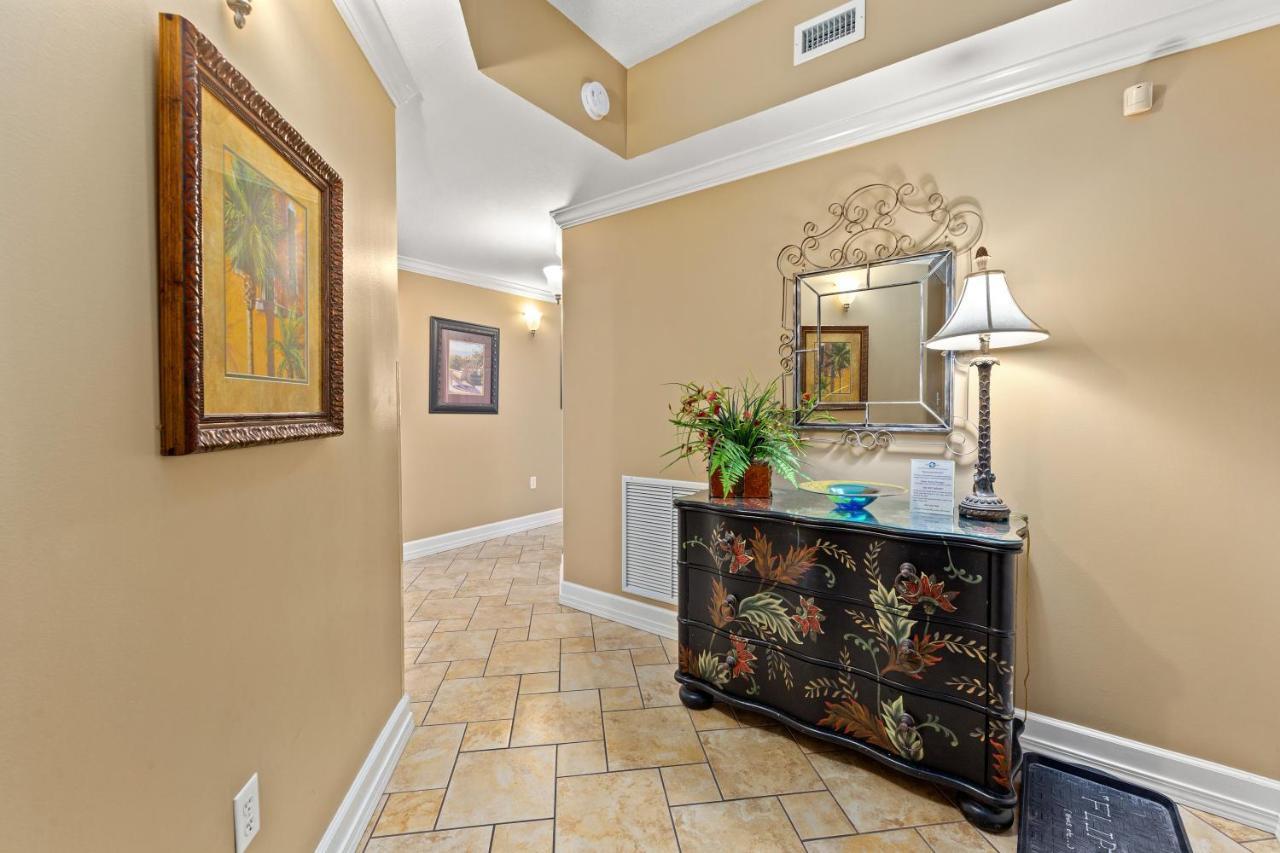 Gulf Front Master Bedroom! 2 Pools & Hot Tubs! Sleeps 8! Holiday home