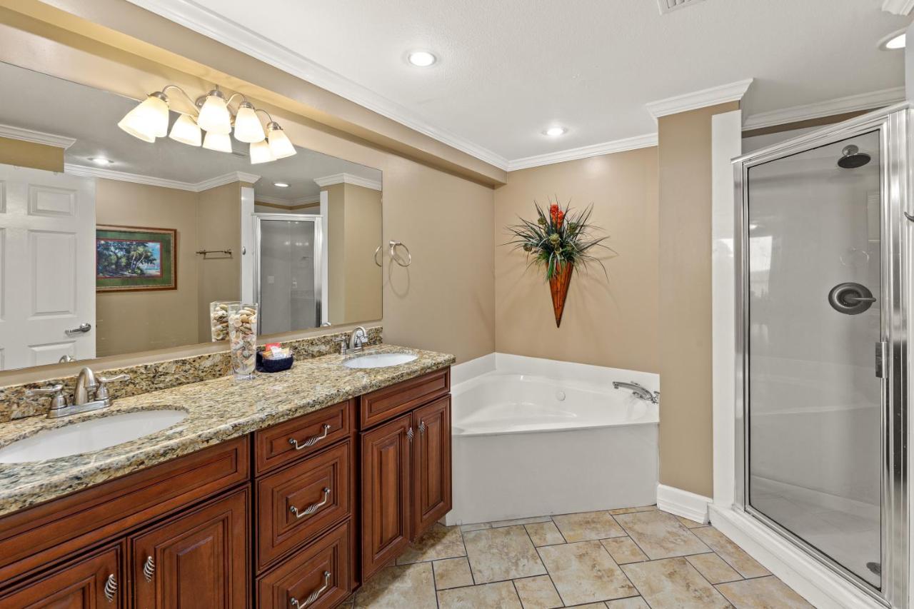 Gulf Front Master Bedroom! 2 Pools & Hot Tubs! Sleeps 8! *