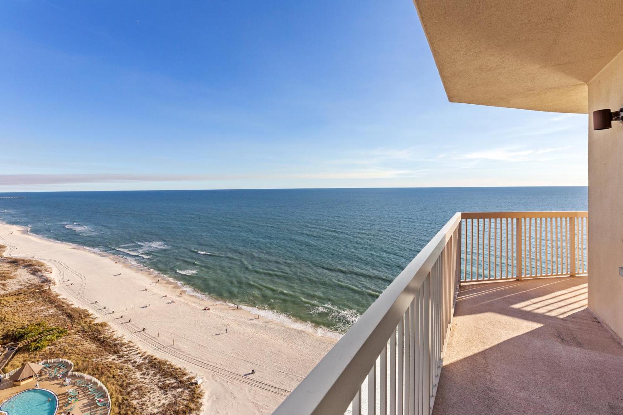 Gulf Front Master Bedroom! 2 Pools & Hot Tubs! Sleeps 8! Holiday home Panama City Beach