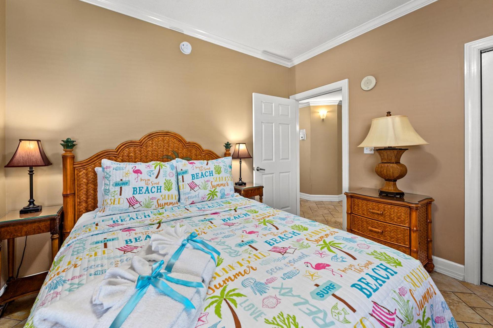 Gulf Front Master Bedroom! 2 Pools & Hot Tubs! Sleeps 8! Holiday home *